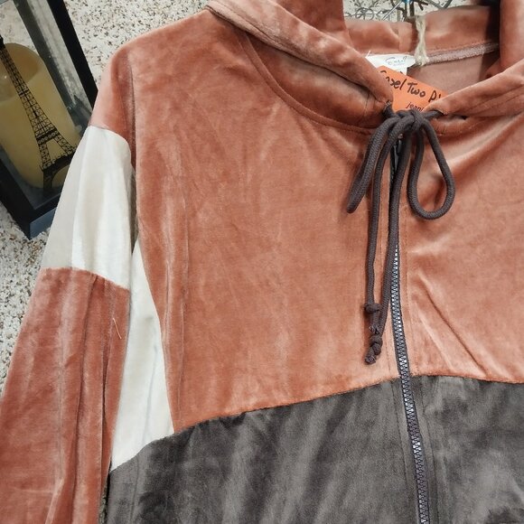 3665 Size Medium Easel Two Piece Hooded Zip up Jogger Set, NWT. Pit to pit 25" - Picture 2 of 7